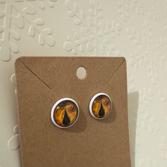 ❄️ SALE! NEW Black Cat Stud Earrings .5” White Metal - Picture 2 of 6